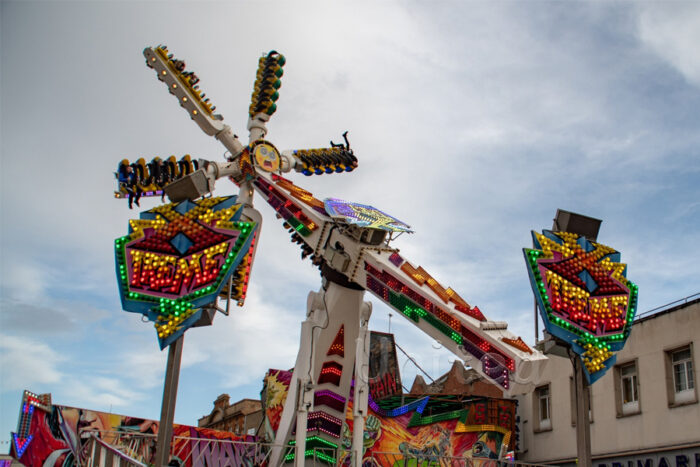 Speedy Windmill Thrill Rides for Large Theme Parks